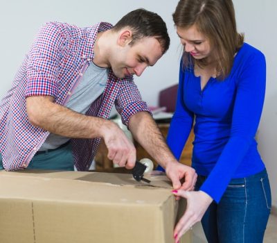 cute-couple-sealing-carton-box_23-2147782397